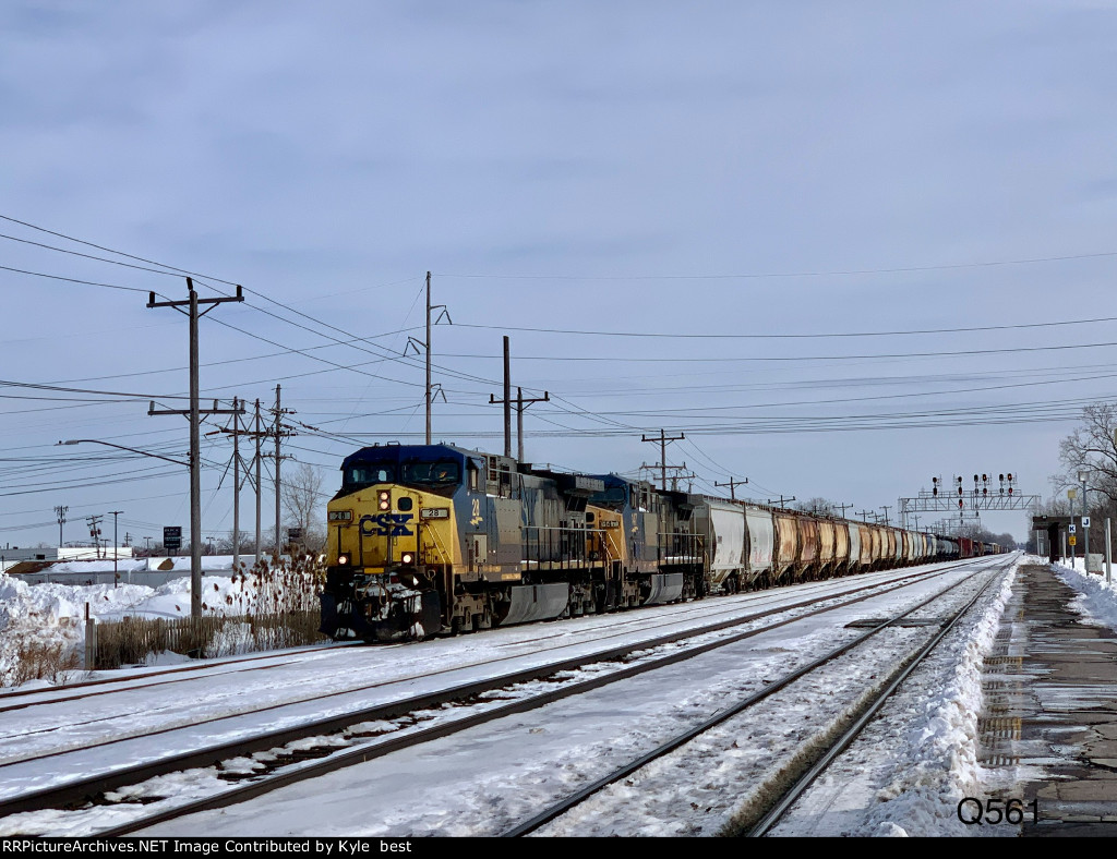 CSX 28 on Q561